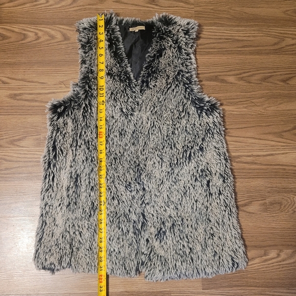 Faux Fur Vest with Pockets - Picture 7 of 8